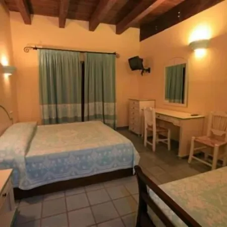 Dell'ancora 3* فيلاّسيمِيوس